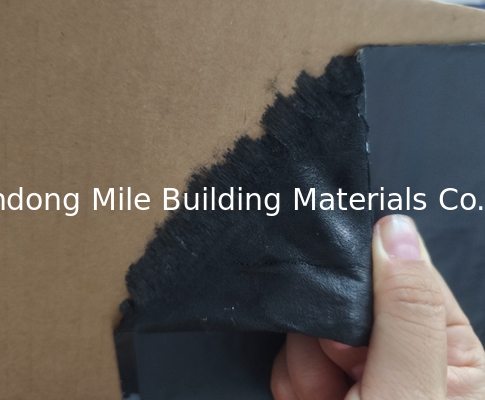 Desde el fabricante Superficie de papel de aluminio negro de alta adhesión Membrana autoadhesiva de betún